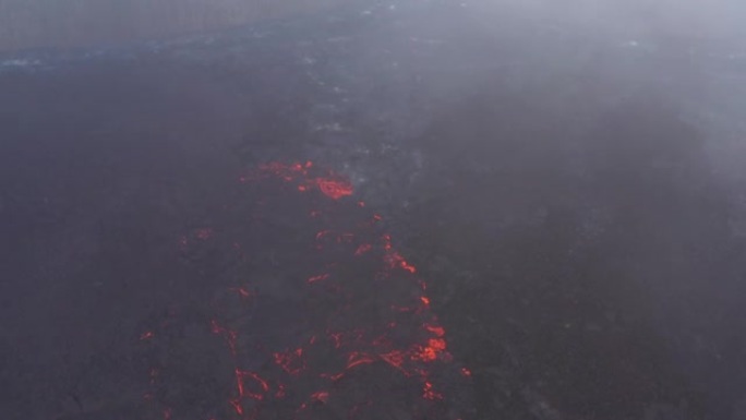冰岛山上熔岩喷发和流出的航拍视频