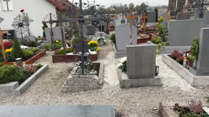 带有墓碑和宗教十字架和花卉装饰的墓地