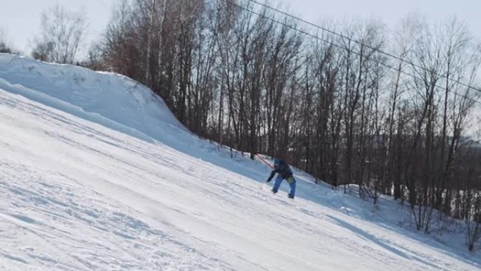 滑雪者使用T型杆升降机攀爬，并制作了黄油鼻子抓住技巧