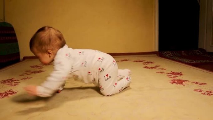 婴儿在家爬行。
婴儿爬行的类型: 经典爬行。
家庭保健和医疗身体部分概念，幸福家庭的时刻。
宝贝，宝