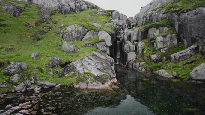挪威山区的小瀑布悠闲