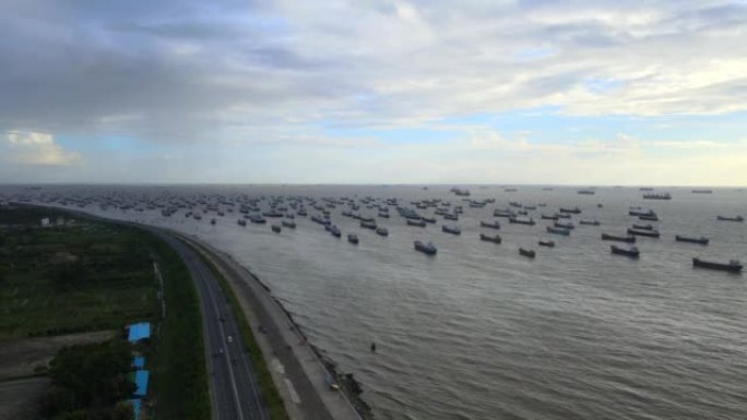 吉大港吉大港沿海公路的鸟瞰图，带有进出口业务的货船