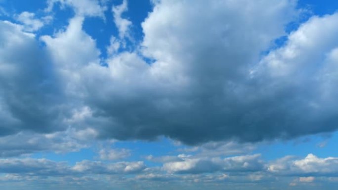 下雨之前或之后的雷云。黑暗的暴风云会改变形状。时间流逝。