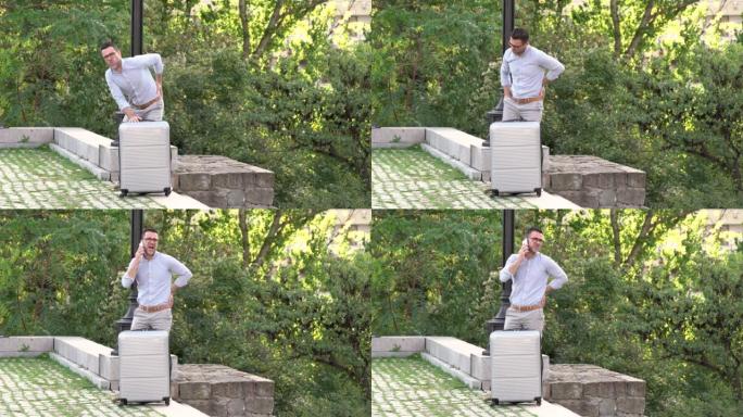 中年男子举起行李，背部疼痛，打电话