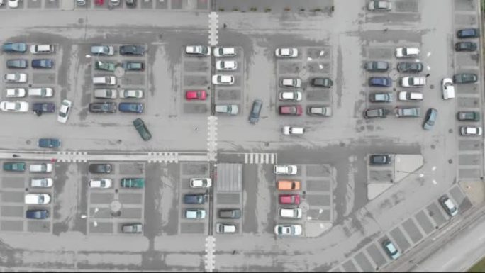 4k拥挤的停车场，停车位上有彩色的汽车。无人机拍摄的俯视图