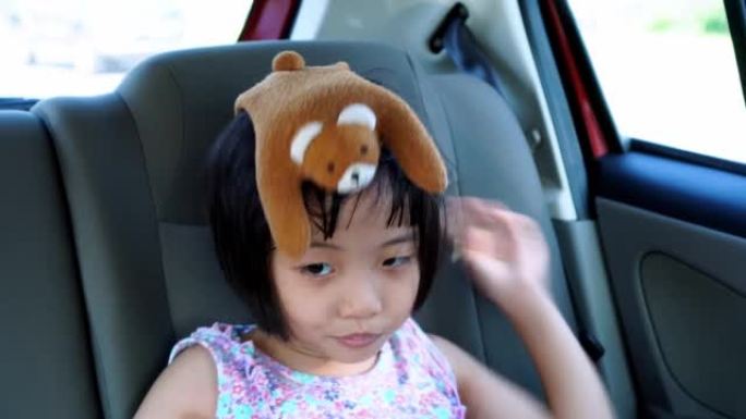小女孩玩熊毛绒玩具