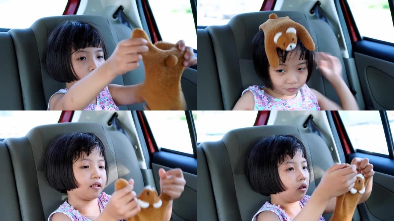 小女孩玩熊毛绒玩具