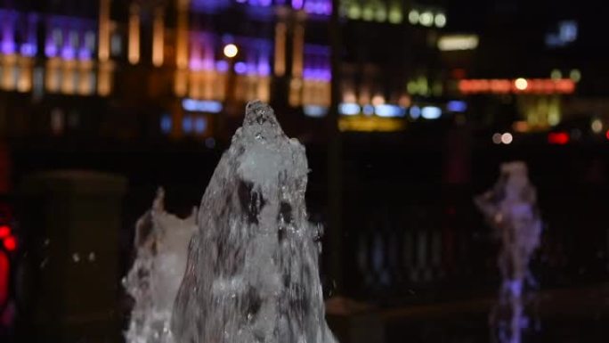 夜间城市喷泉的喷水