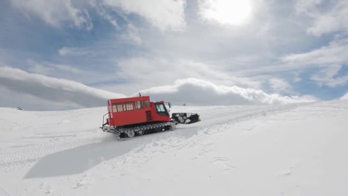 雪猫ratrack运输自由式滑雪者，高海拔山顶上的滑雪者，用于越野滑雪新鲜粉末滑雪