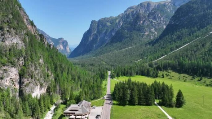 在意大利多洛米蒂山脉和交通道路的镜头上飞行的空中无人机视图。白云岩山脉，白云岩阿尔卑斯山或白云岩阿尔