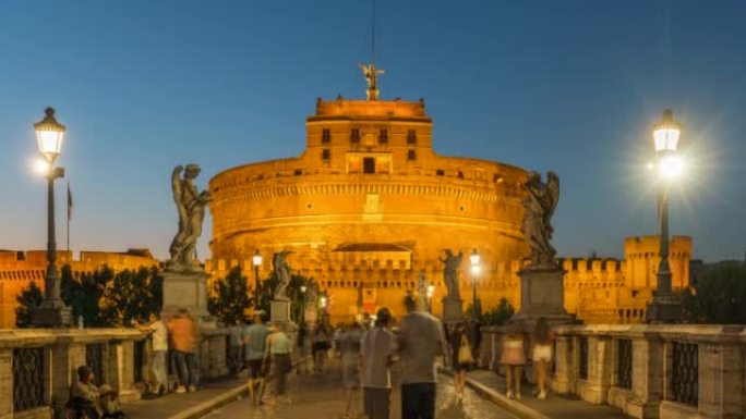 意大利罗马梵蒂冈城圣彼得大教堂前的日落场景和行人和交通道路
