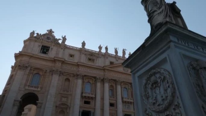 圣彼得雕像与梵蒂冈城圣彼得广场的长方形教堂的风景相对立。