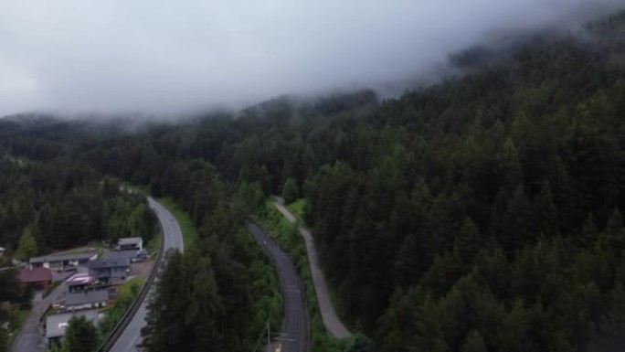 在雾天，在奥地利的Reith bei Seefeld进行空中拍摄，高速公路和绿色茂密的树木