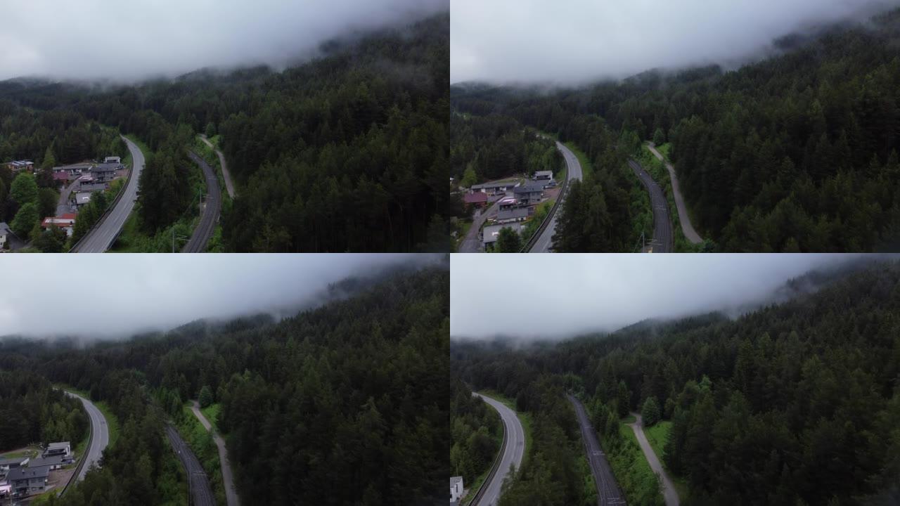 在雾天，在奥地利的Reith bei Seefeld进行空中拍摄，高速公路和绿色茂密的树木