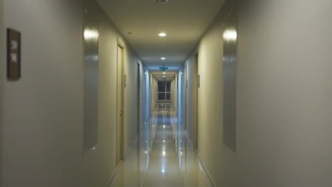 公寓大楼内的空公寓、酒店或公寓走廊大厅路、现代室内设计装饰室。走道