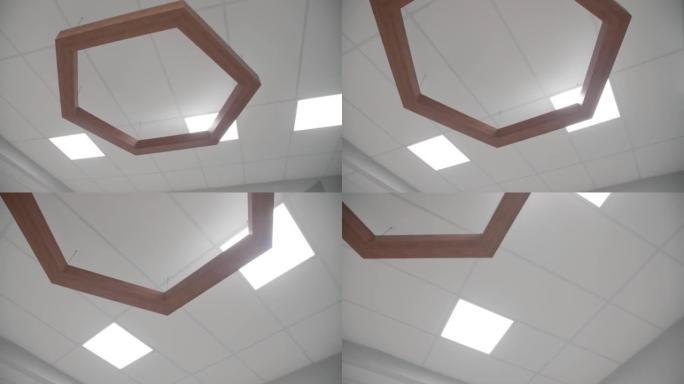 办公室天花板上悬挂着木制六角形装饰元素