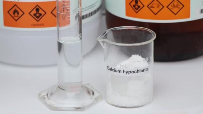 玻璃中的次氯酸钠，实验室和工业中的化学物质