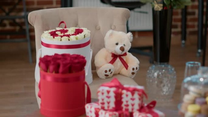 情人节礼物特写奢华玫瑰花束和毛绒泰迪熊浪漫惊喜