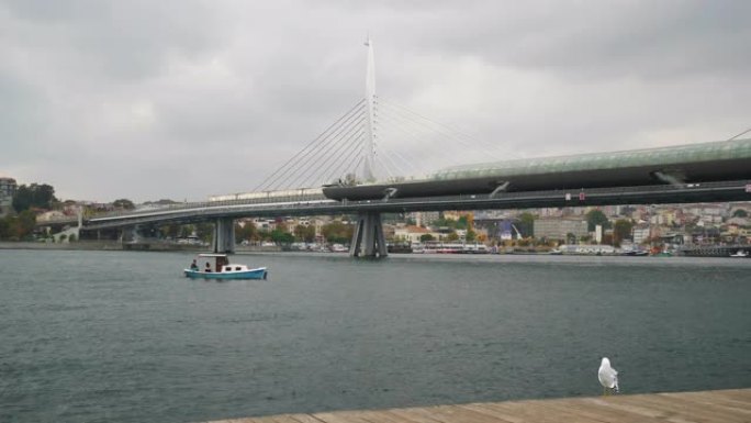 多云的一天伊斯坦布尔市著名的海湾长廊地铁大桥慢动作全景4k土耳其