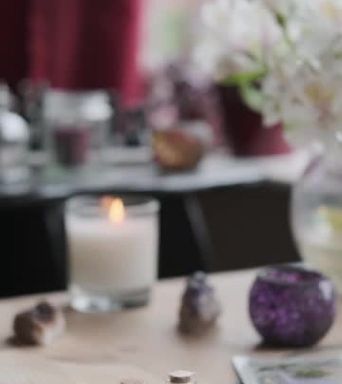 塔罗牌、水晶、草药和桌子上的吹蜡烛的高清镜头