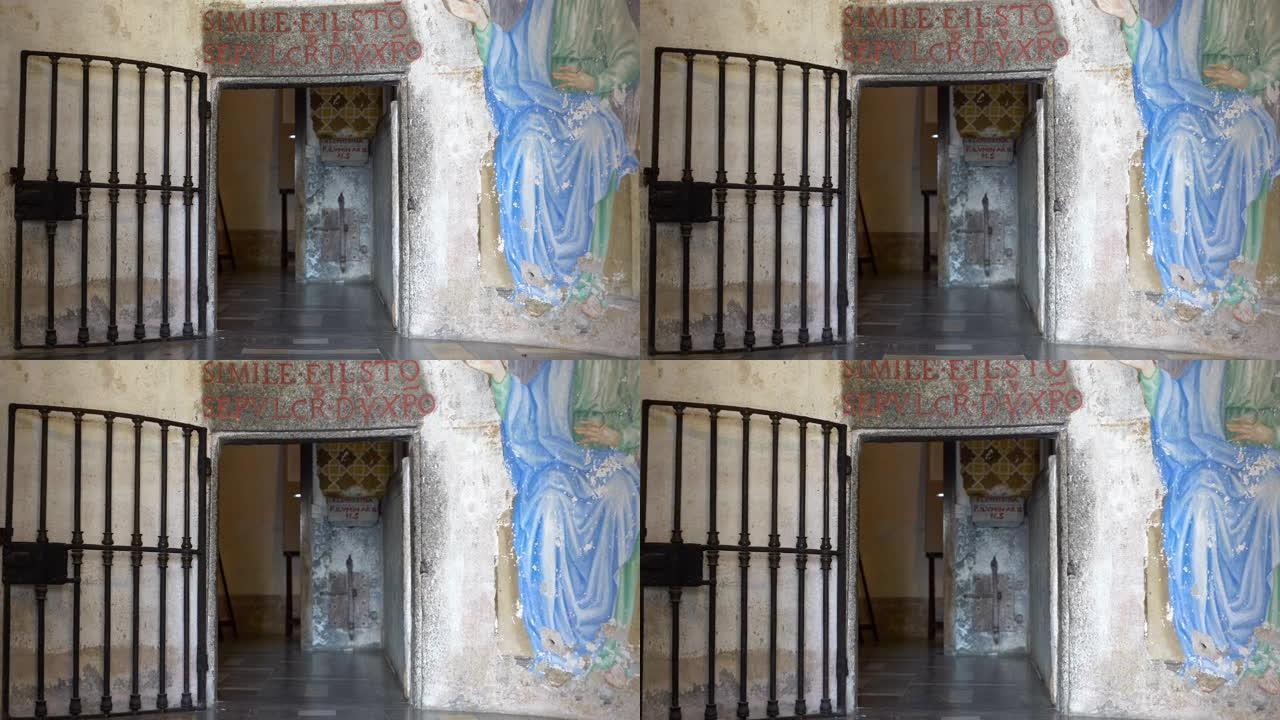 进入瓦拉洛圣山圣墓的内部圣殿的门槛，瓦拉洛圣山是基督教的灵修建筑群，是意大利的联合国教科文组织世界遗