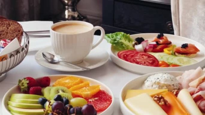 豪华酒店和五星级客房服务，各种食物拼盘，面包和咖啡作为旅行和款待的室内早餐