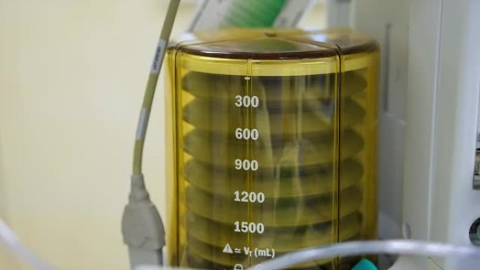机器将空气泵送到病人的肺部。脉冲发生器在手术过程中缓慢移动。特写。