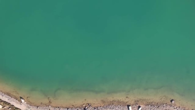 山湖水的翡翠色
