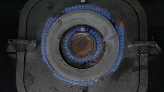 家用燃气灶打火点燃发出蓝色的火焰