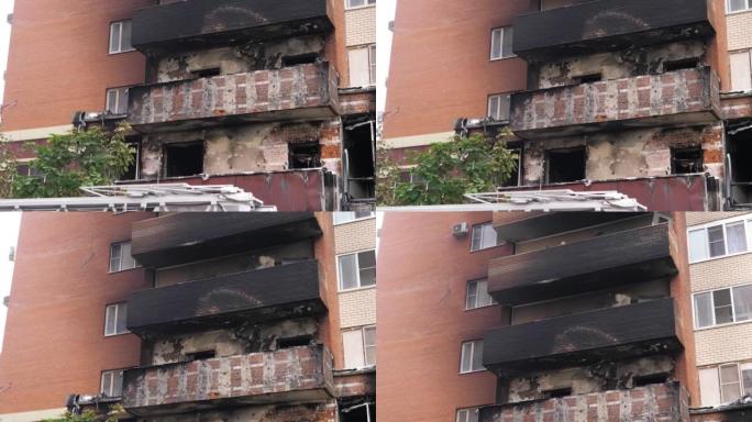 城内居民楼的一个被毁的入口。烧毁的公寓。电线短路引起火灾后的后果。关键基础设施受损。