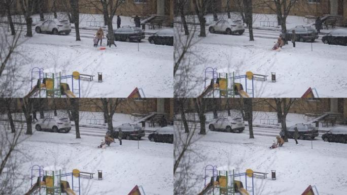 降雪期间一家人在院子里散步