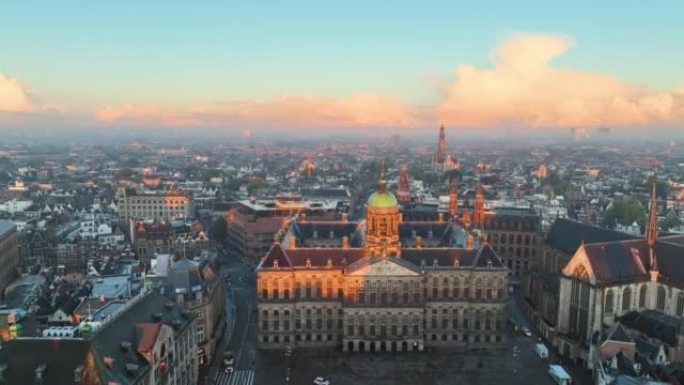 荷兰阿姆斯特丹著名景点的鸟瞰图。运河和旧中心区的景色。阿姆斯特丹中央车站