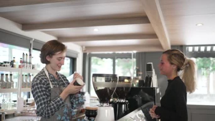 年轻的企业家在咖啡咖啡馆工作。
