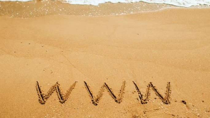 海滩上的沙子上手写的www这个词