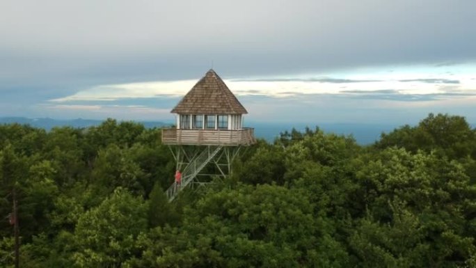 森林山上的watch望塔的空中无人机镜头