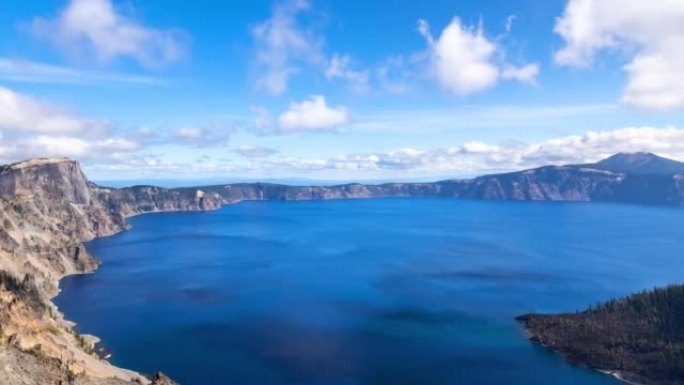 俄勒冈州火山口湖上方移动的云层的时间流逝