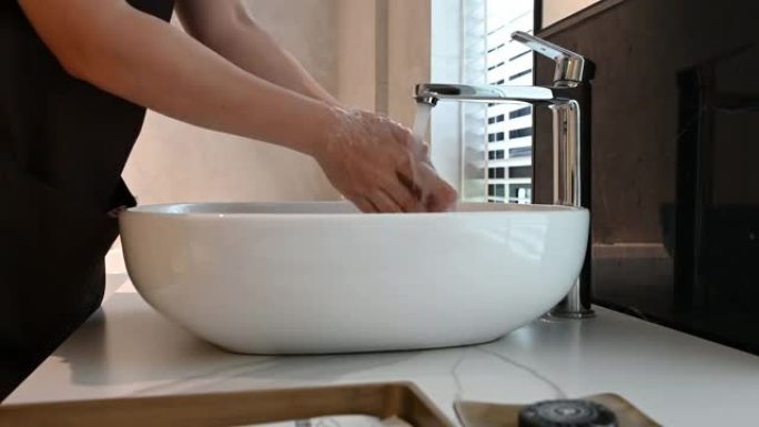 一个女人正在洗手