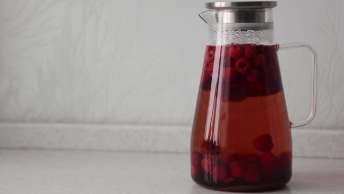 由新鲜浆果制成的丰富的红色美味饮料在桌子上冷却