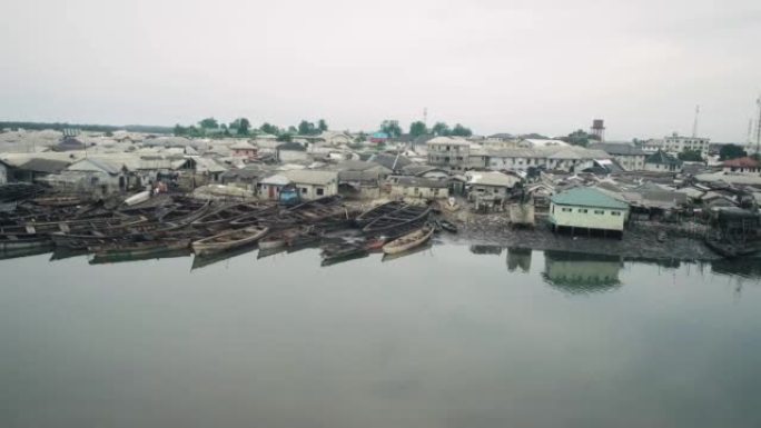 尼日利亚博罗基里河州无人机射击。河边，当地船，原油，小溪，马格罗维