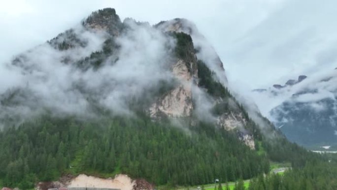 空中无人机拍摄了多洛米蒂与福雷斯，白云岩山脉，白云岩阿尔卑斯山或白云岩阿尔卑斯山的雾状松树树林，是位