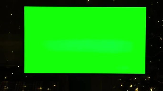 黑色背景上的绿色大屏幕电视模型，圣诞节时闪烁