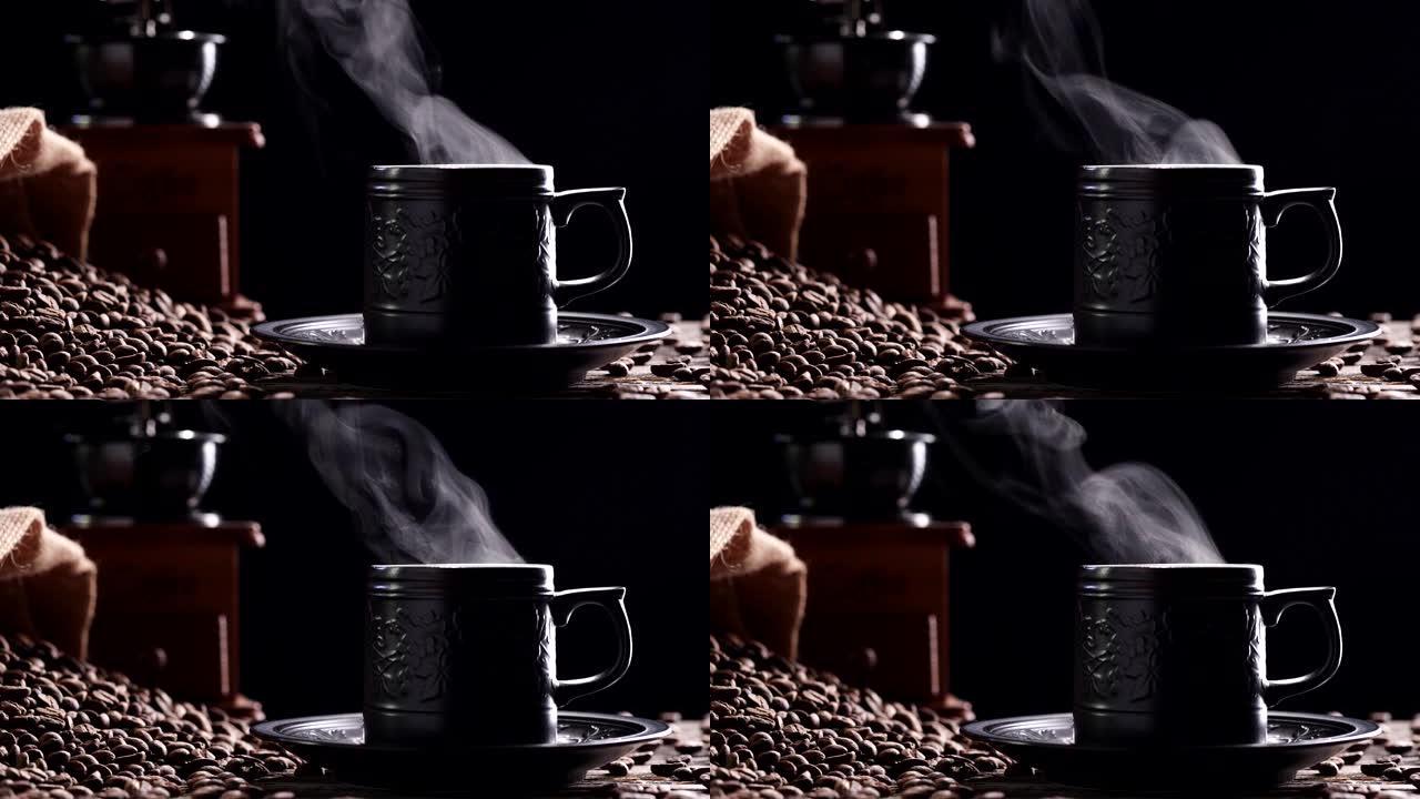 咖啡杯，咖啡豆。特写从陶瓷黑色咖啡杯中提取的美丽的自然热气冒烟，带有深色背景上的老式研磨机浓缩咖啡，