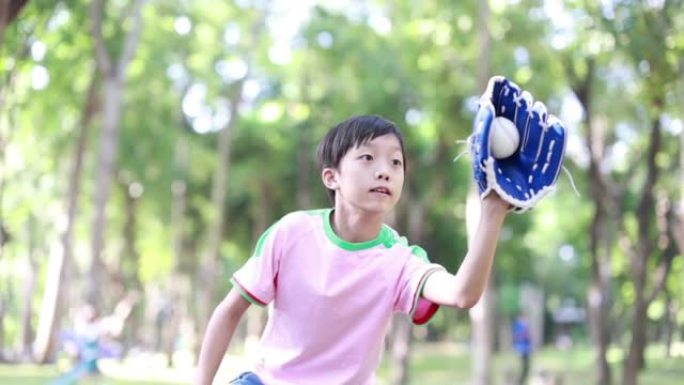 打棒球的小男孩