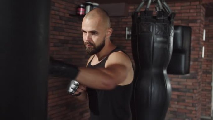 一名拳击手在健身房的出气筒上磨练他的出气筒