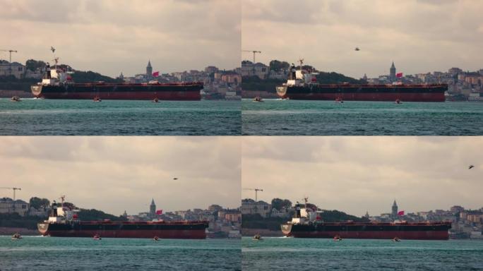 一艘空货船经过伊斯坦布尔的加拉塔