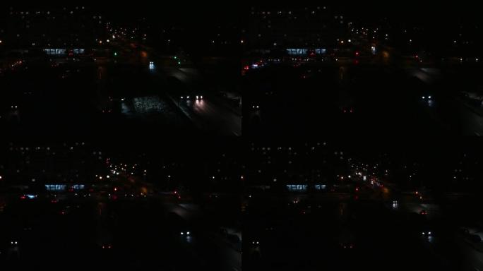 汽车在夜间沿着黑暗的城市街道行驶，时间流逝。2022年11月乌克兰城市停电。