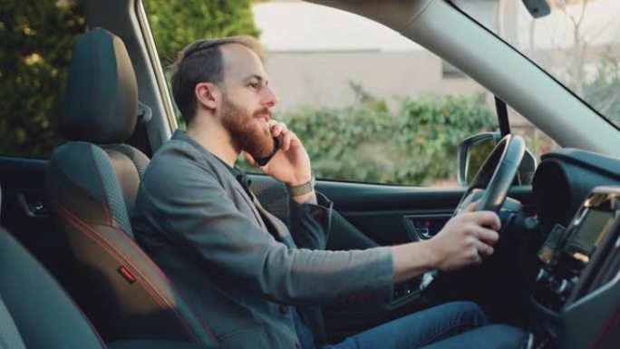 年轻人司机打电话，用电话。概念、车辆和运输。自信的商人正在谈论坐在现代汽车上的smarthone。