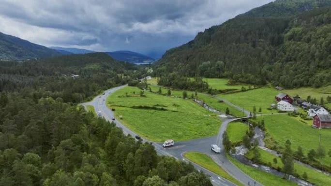 穿越挪威乡村的道路上的汽车风景鸟瞰图