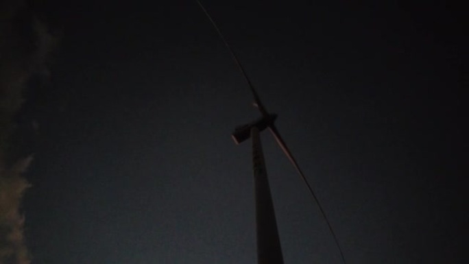 夜间山顶风力发电