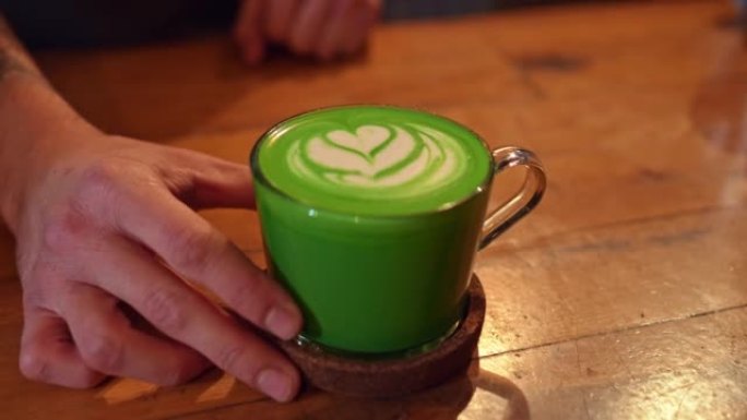 咖啡师为圣帕特里克节提供绿色咖啡